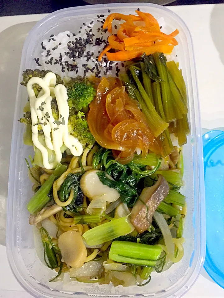 Snapdishの料理写真:パパお弁当🍱  焼きそば  玉ねぎのしょうゆ漬け  人参のハーブ炒め  ブロッコリーのサラダ  小松菜のナムル|ch＊K*∀o(^^*)♪さん