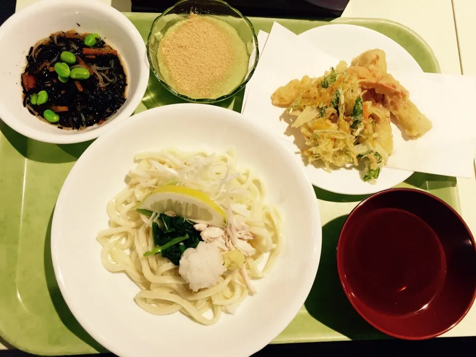 Snapdishの料理写真:さっぱり夏うどん、天ぷら盛り合わせ、具沢山ひじき煮、抹茶のパンナコッタ|くぽさん