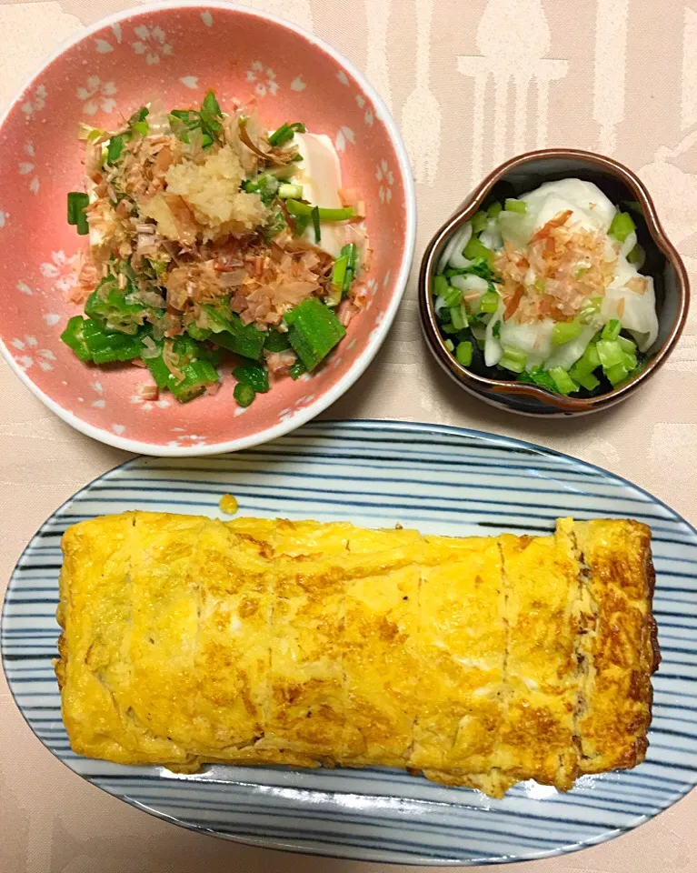 Snapdishの料理写真:出し巻き卵 ラオスの塩で漬けたかぶの浅漬け オクラ乗せ冷奴❣️
手巻き寿司の脇を固める面々|Junko Tominagaさん