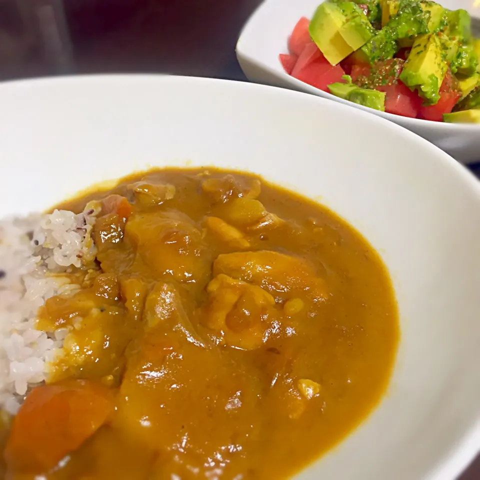 チキンカレー、トマトとアボカドのサラダ|chobicmさん