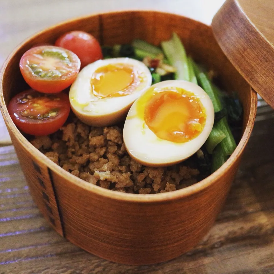 Snapdishの料理写真:鶏そぼろ丼  自家製煮卵のせ|aoさん