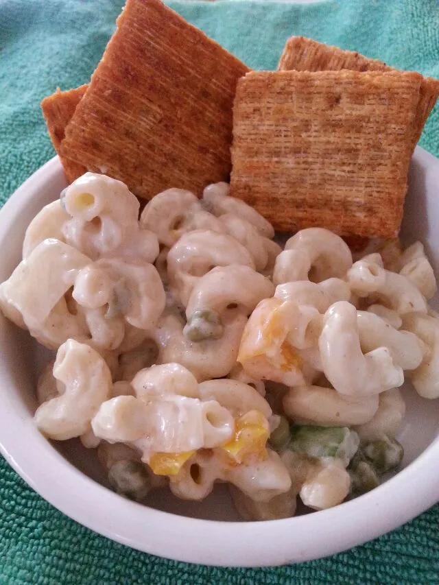 pasta salad with sriracha triscuits.|Polly Gelfusoさん