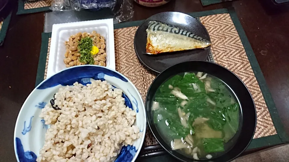 納豆&鯖塩焼き&舞茸とほうれん草の味噌汁|まぐろさん