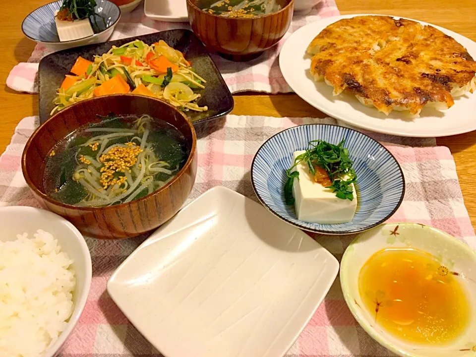 Snapdishの料理写真:＊手作り餃子
＊野菜炒め
＊冷奴〜梅大葉のせ〜
＊もやしとワカメの中華スープ|モケモケさん