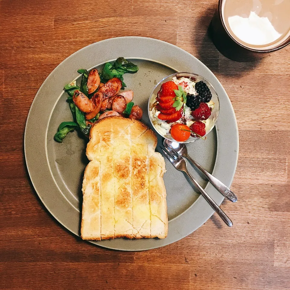 朝ごはん。今日はシンプルにバタートースト。ケーキで余った材料でミニパフェ。ピーマンとウインナー炒め。|yukko7740さん