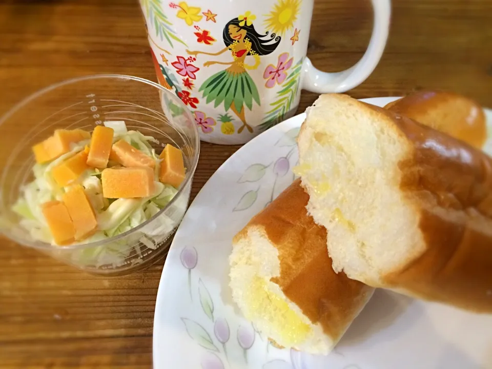 Snapdishの料理写真:ざく切りキャベツとチーズのサラダ。マヨネーズで大体の野菜はオッケー。|mikaさん