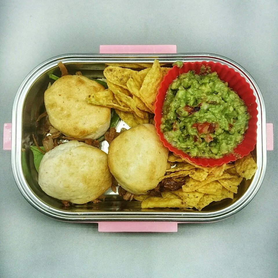 23-6-2016 #Thursday 
Mini Pulled Pork Burger + Guacamole with Corn Chips

#lunch #healthy #healthylunch #kidslunchbox #kidsbentobox #bento #lunchbox #homecookin|suki chan duarteさん