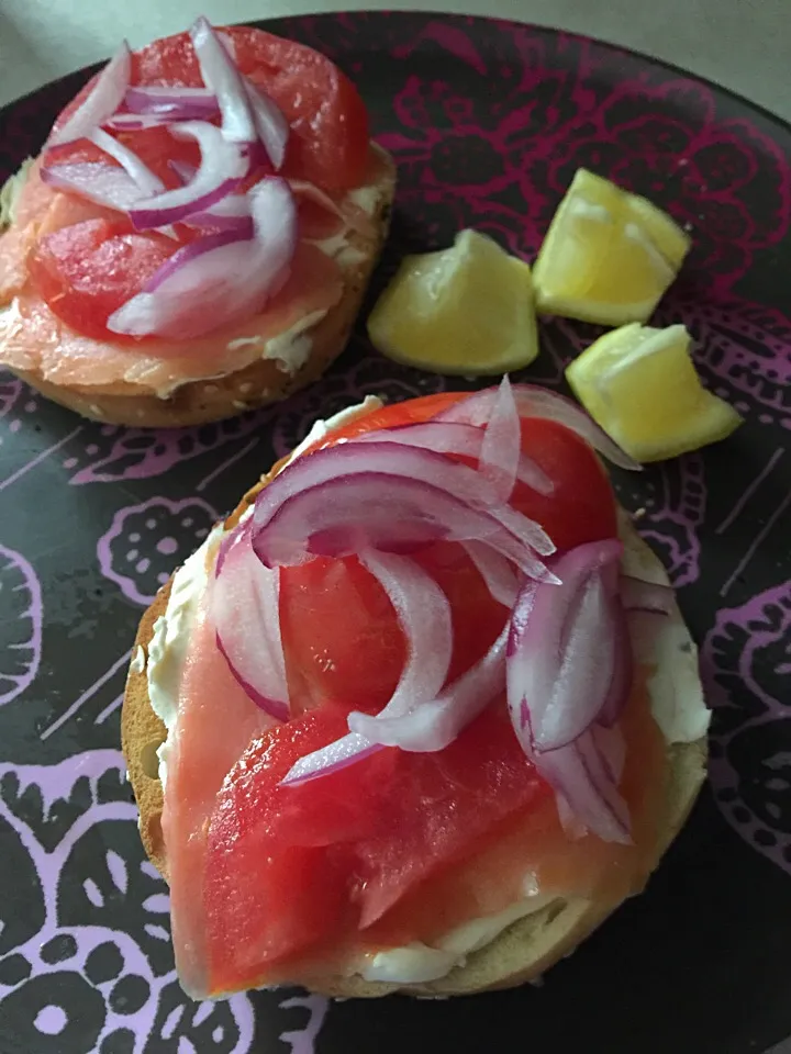 Delicious NOVA on a Everything bagel with organic cream cheese and tomato and onions.  Lemon juice on top.|Polly Annaさん