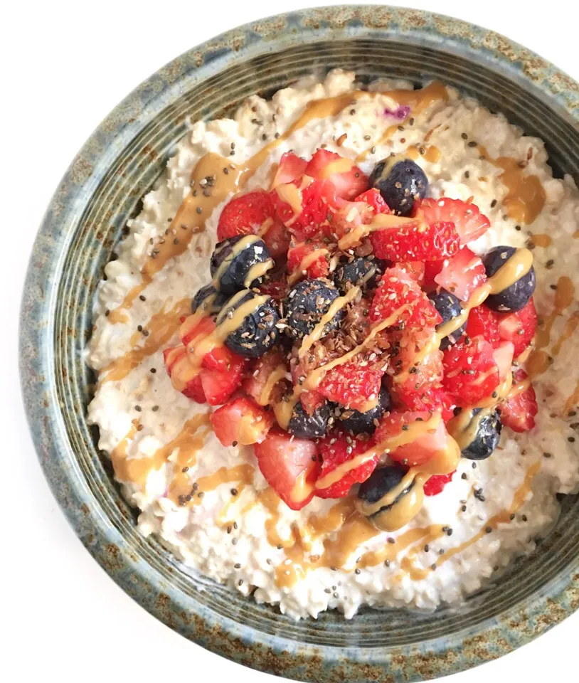 Oats with berries and peanut butter drizzle|coxiella24さん