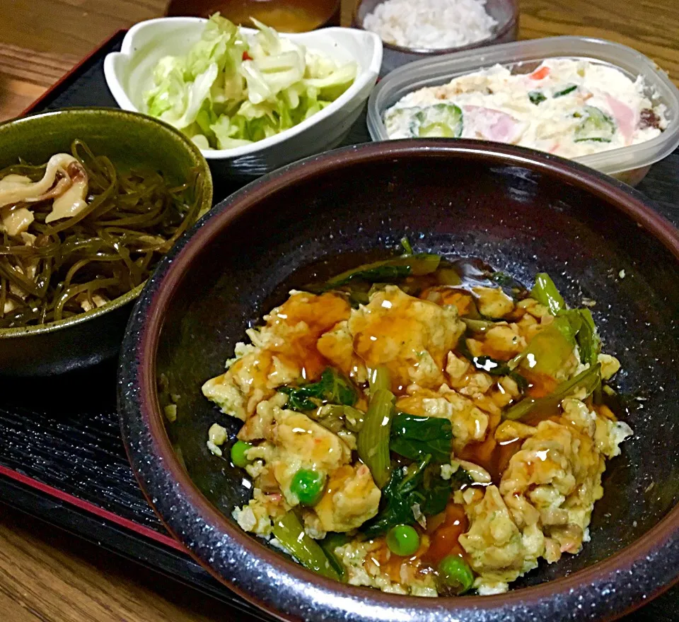 晩ごはん  玉子とじの甘酢あんかけ 切り昆布煮 キャベツの浅漬け ポテトサラダ  麦飯 味噌汁|ぽんたさん