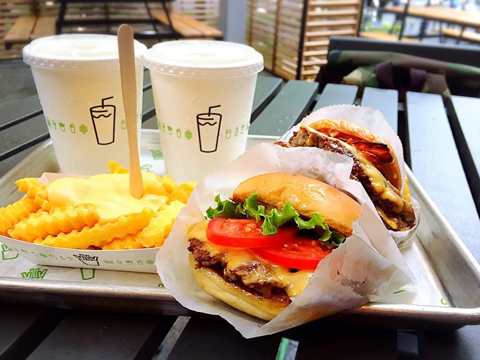 雨だから空いてると思ったのに…40分並んでSHAKESHACKバーガー食べてます🍔|72roseさん