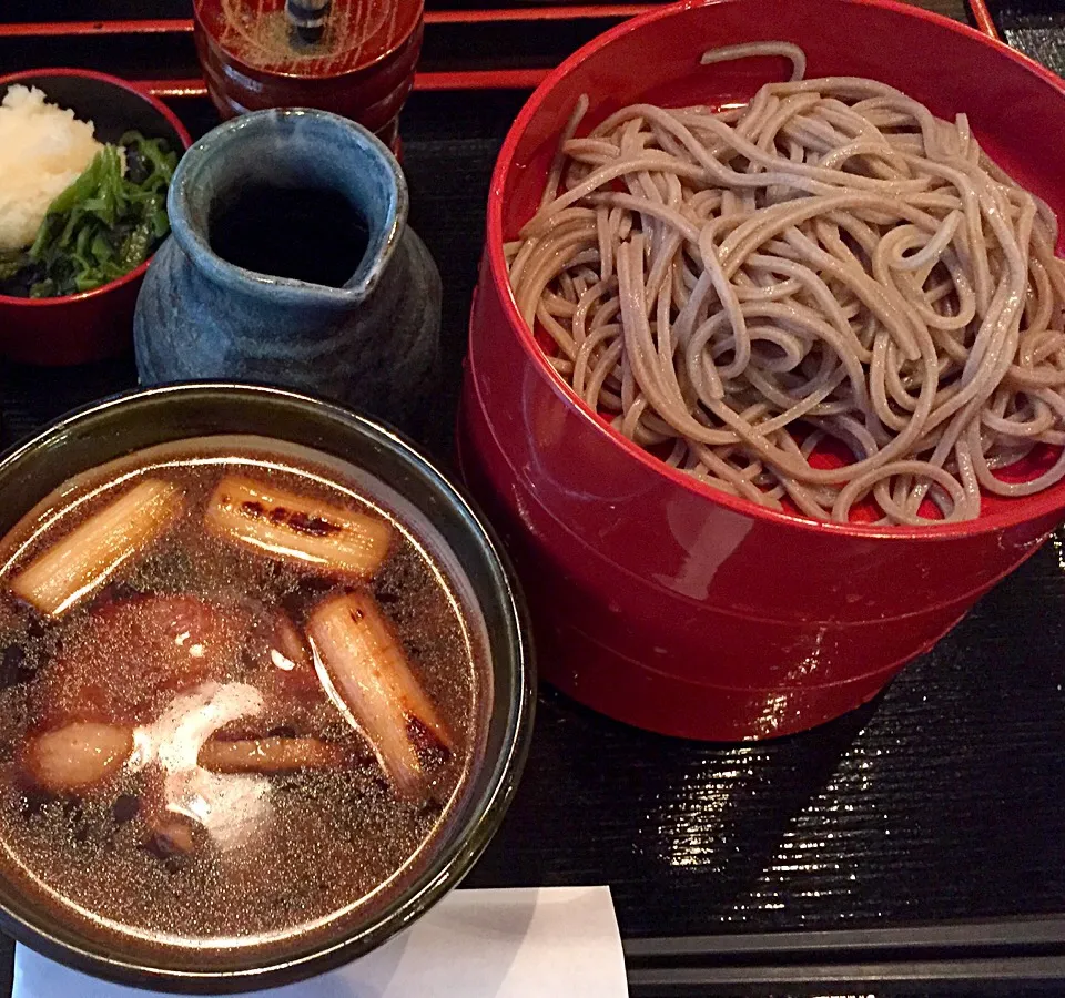 麺類は続く〜よ〜♬ど〜こまでも〜♬🤔と云ふ事で、けふの昼餉は鴨つけ割子そばどす🍜なぜ私は類似メニューが続くのだ？💦しかし割子そばが出雲の料理とは知りませんでしたわ🤔|にゃあ（芸名）さん