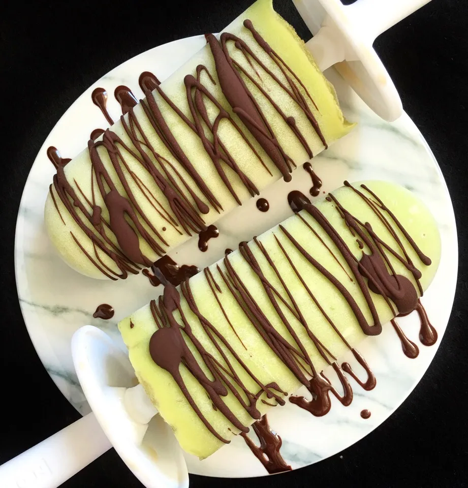 Snapdishの料理写真:Matcha avocado popsicles with chocolate drizzle|coxiella24さん