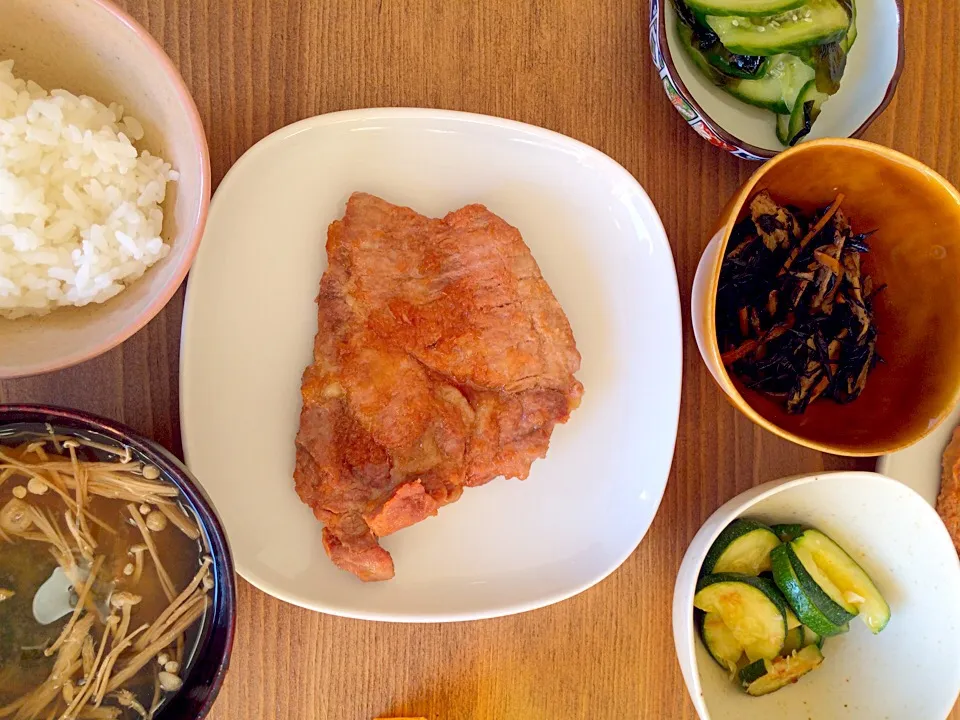 厚切り豚肉の生姜焼き
ヨンアちゃんのズッキーニナムル
ひじきの煮もの
きゅうりとわかめの酢の物|Tomomiさん