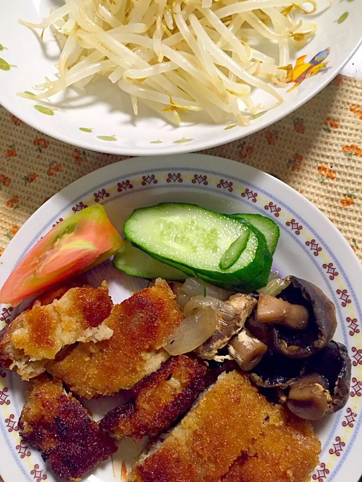 ミルフィーユカツ マッシュルームと玉ねぎ炒め もやしサラダ|掛谷節子さん