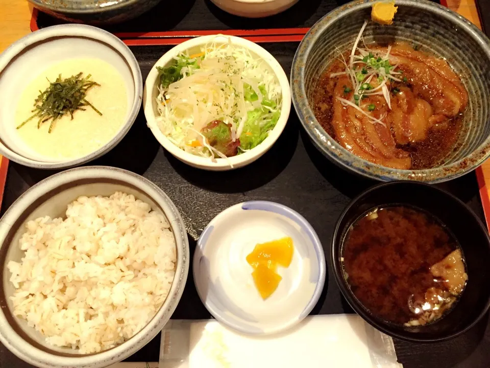 泰山 黒豚角煮定食|さやかさん