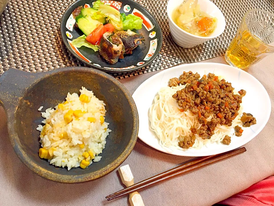 おうちごはん♡旬のとうもろこしごはん、秋刀魚の梅シソ焼き、鳥のスープ、ジャージャー麺♡|チコさん