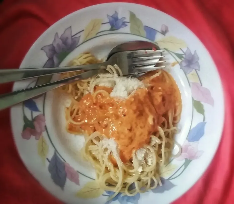 Snapdishの料理写真:Loved 🍝 spaghetti calabrese

(hot sauce with 🌶 peperoncini, red and yellow pepper, ricotta, garlic, parmigiano)

 #spaghetti|Najeskaさん