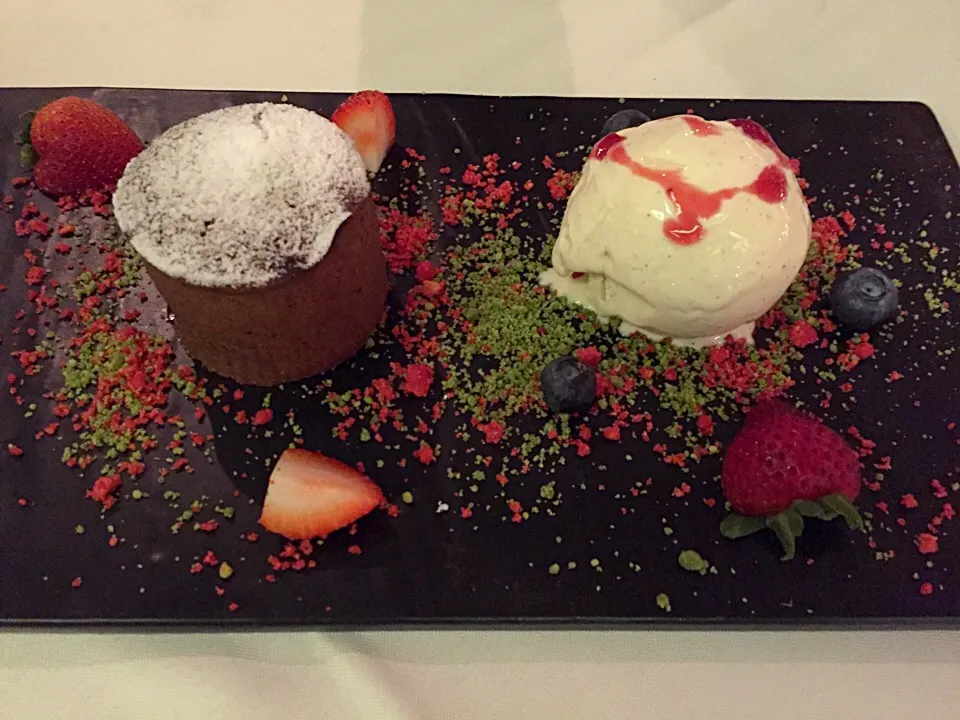 Snapdishの料理写真:Chocolate fondant with salted caramel ice cream|sgさん