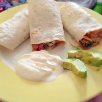 Tortilla bongo bongo chorizo omelette onions tomatoe avocado sour cream|bovis homesさん