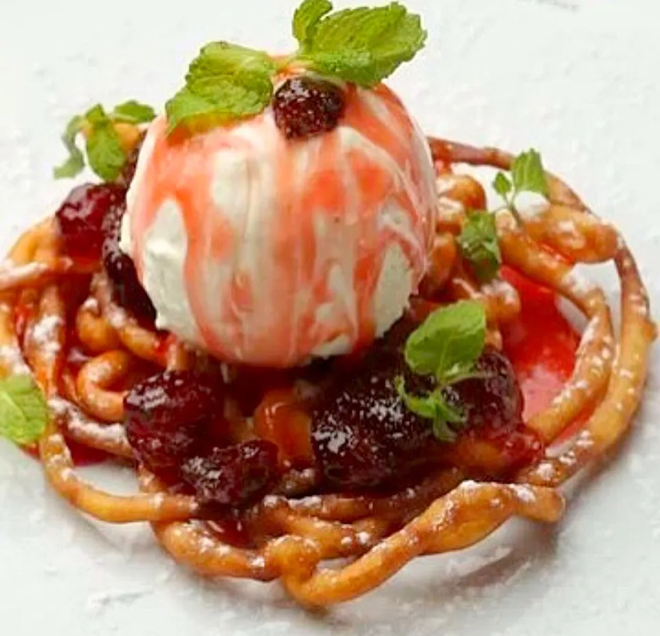 Funnel cake with strawberry compote topped with vanilla ice cream ala mode🍨🍓😍|🌺IAnneさん