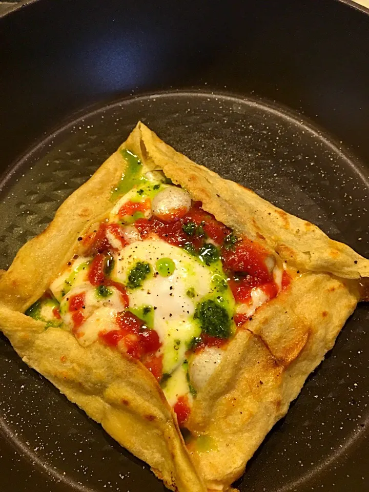 茄子とトマトのピザ風そば粉ガレット|大久保 掬恵さん