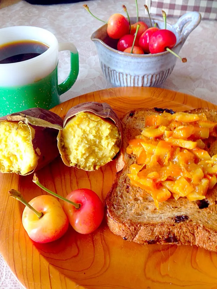 チョコ入りトースト🍞とサツマイモ🍠サクランボ🍒コーヒー☕️|SUN.yokotanさん