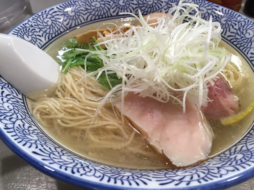 Snapdishの料理写真:鶏だし塩味玉ラーメン（中盛り）🐔|まさとさん