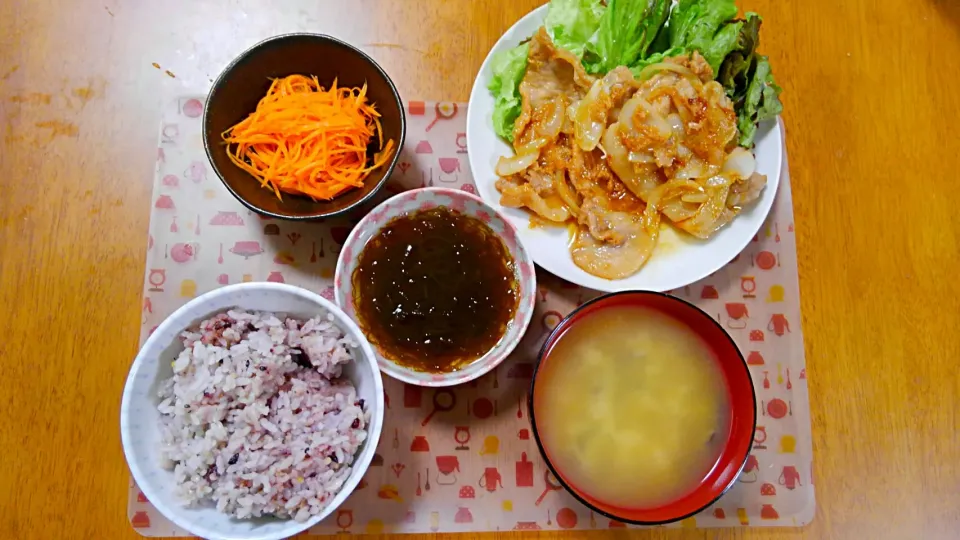 Snapdishの料理写真:６月２１日　しょうが焼き　にんじんの和風サラダ　もずく　しじみのお味噌汁|いもこ。さん