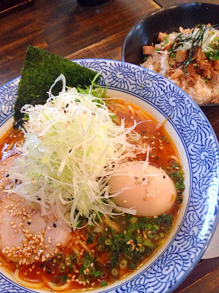 lunch🎵魚介旨辛豚骨ラーメンとミニチャーシュー丼|enatanさん