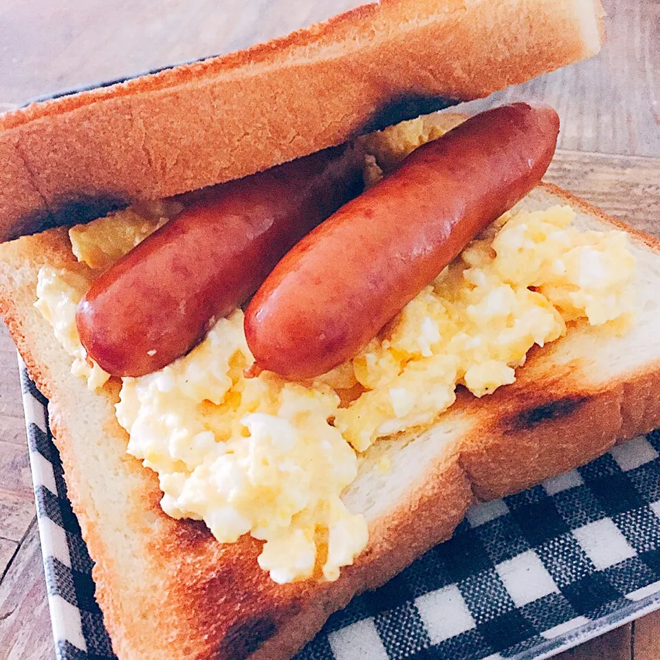 朝サンド  〜タマゴ&茹でソーセージ〜|アッツさん