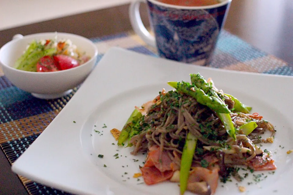 Snapdishの料理写真:今日の夕飯は、お蕎麦でペペロンチーノ|sono.kさん