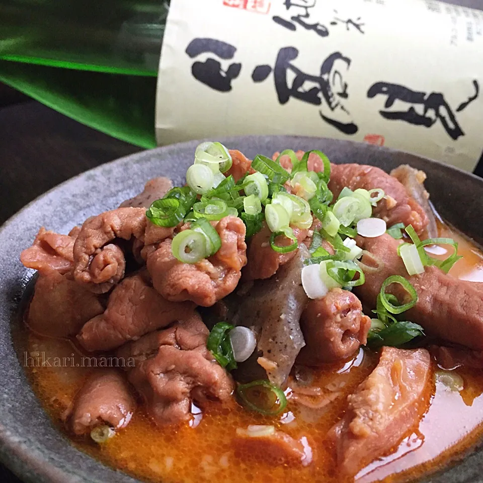 圧力鍋で時短♪豆板醤でピリ辛モツ煮！具材はコンニャクとモツだけ😁👍|ひかりママさん