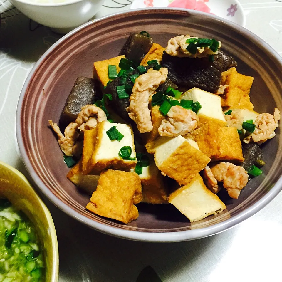 昨日の蒟蒻ステーキをリメイク
蒟蒻と厚揚げと豚肉の麺つゆ炒め|tabyさん