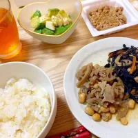 Snapdishの料理写真:＊ひじきの煮物
＊レンコンと豚肉の甘辛炒め
＊アボカドとチーズの和え物
＊納豆|まめちゃんさん