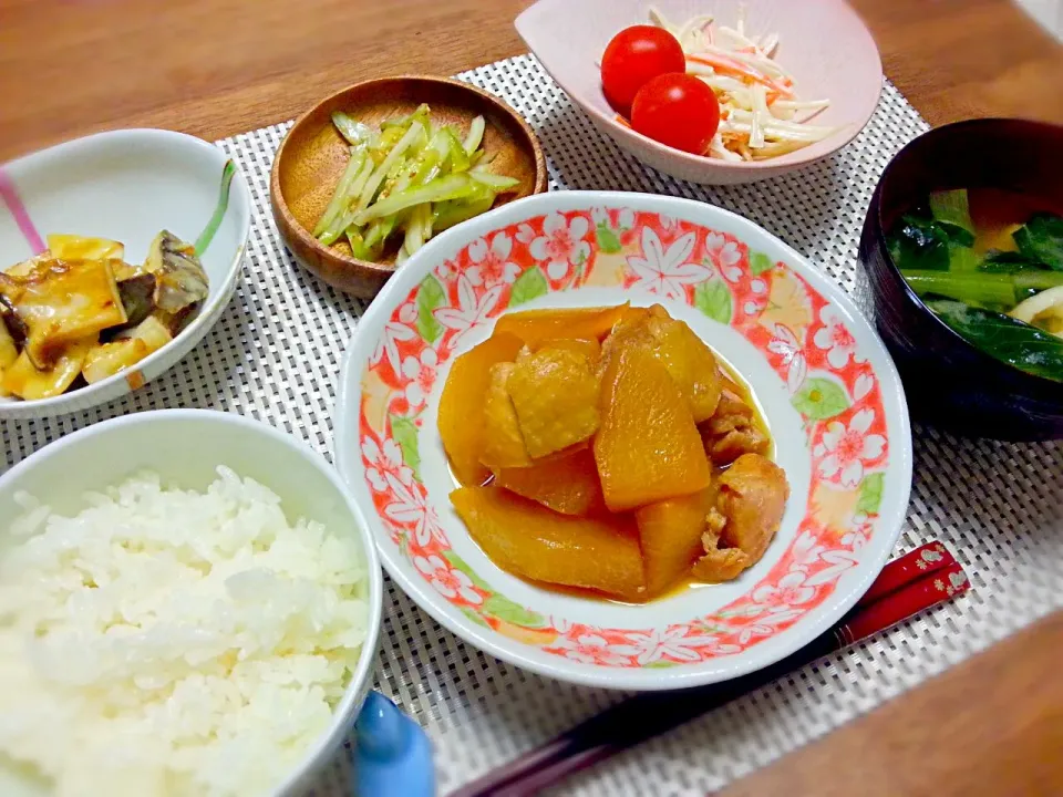 ☆鶏肉と大根の煮物
☆セロリのナムル
☆エリンギのチーズ醤油焼き
☆大根サラダ
☆小松菜のお味噌汁|なべちゃんさん