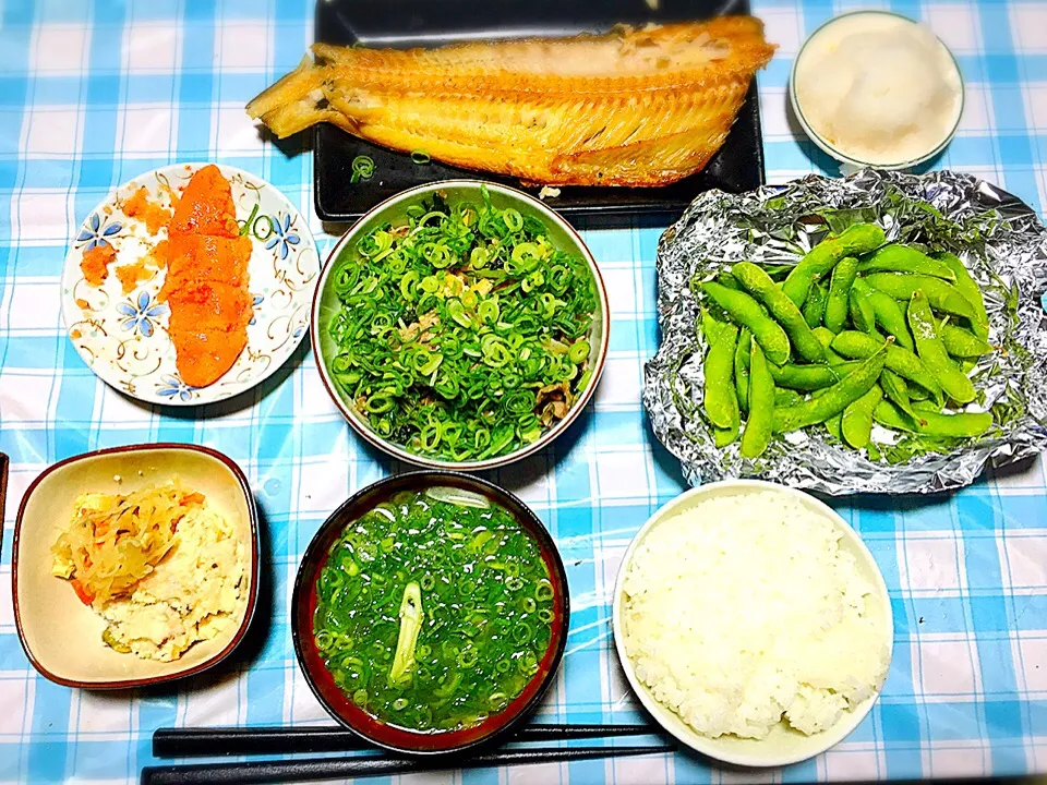 ホッケ 豚肉と揚げと小松菜の炒め物 焼き枝豆 ネギの味噌汁 明太子 小鉢(切り干し大根)|篤志さん