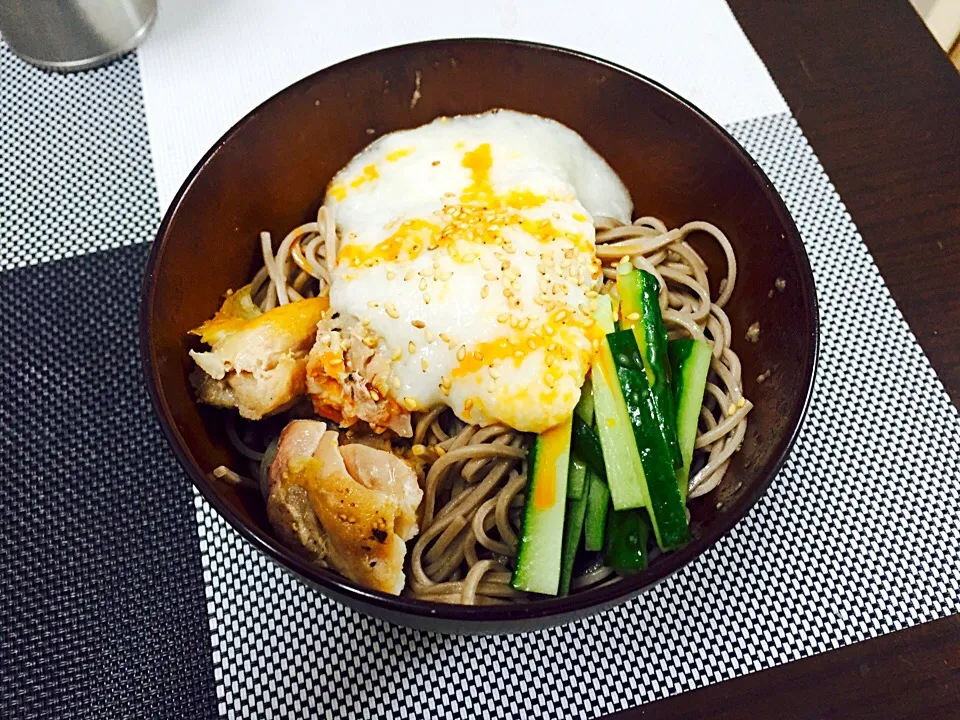 暑い夏にはこれ！
鶏肉とろろのラー油蕎麦😍|チャンエナさん