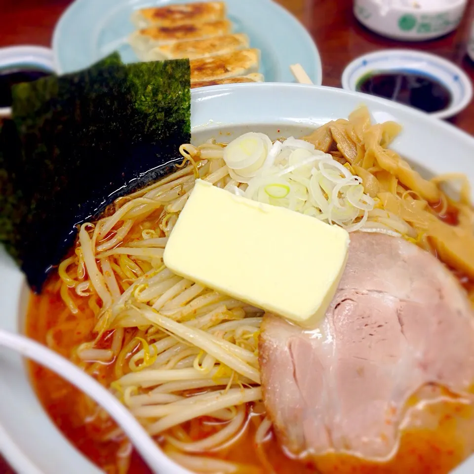 Snapdishの料理写真:らーめん黒  味噌クロチョンラーメン大盛りバタートッピング|とりあえず大盛りさん