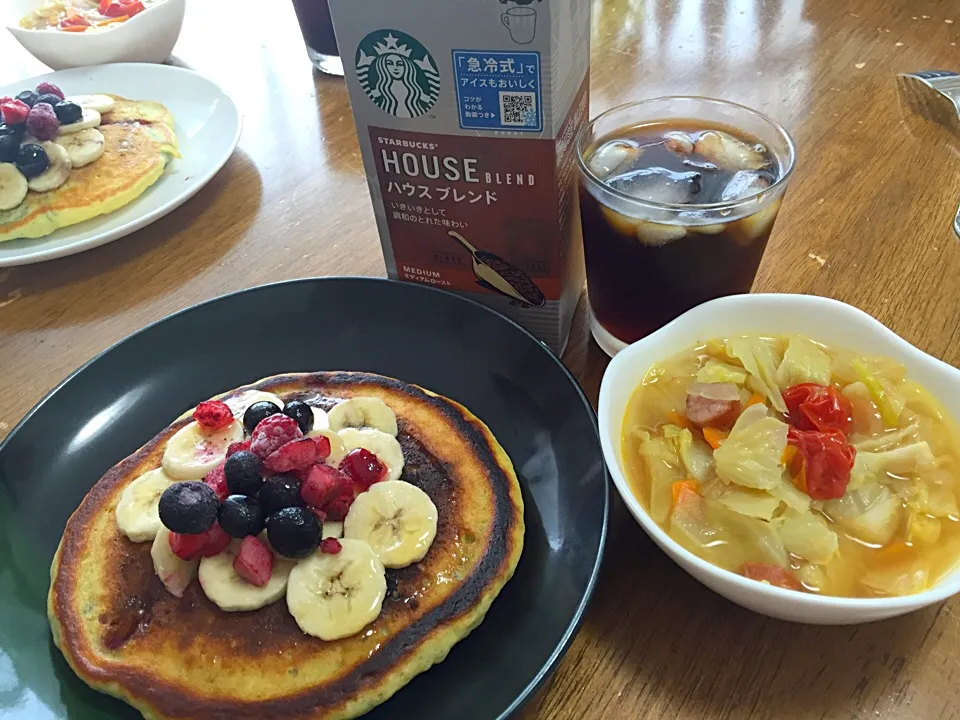 朝ごはん、ベリーとバナナのパンケーキwithアイスコーヒー|さんだーさん