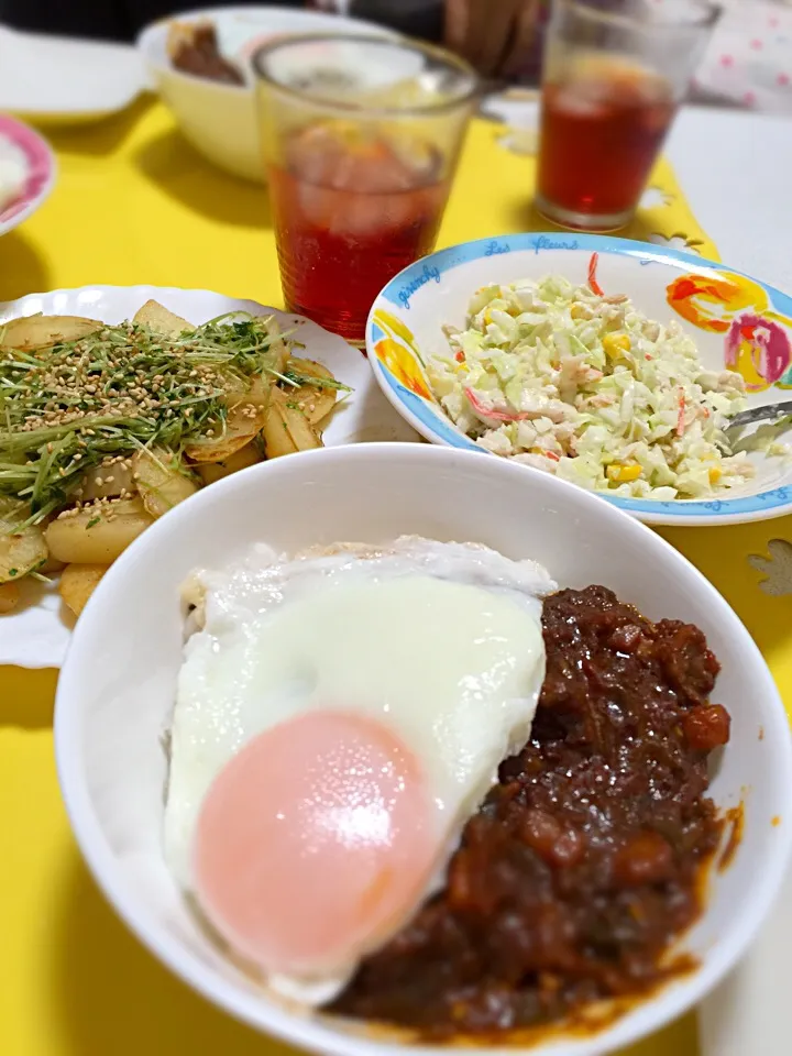 ハヤシガパオライスとコールスローサラダとじゃがいも|チカさん