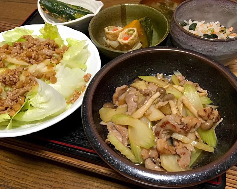 Snapdishの料理写真:晩ごはん 豚とセロリの炒め レタスとセロリのサラダ肉納豆ドレッシングで 煮物 胡瓜の味噌漬け 玉ねぎしめじワカメの味噌汁 鮭とほうれん草の混ぜ御飯|ぽんたさん