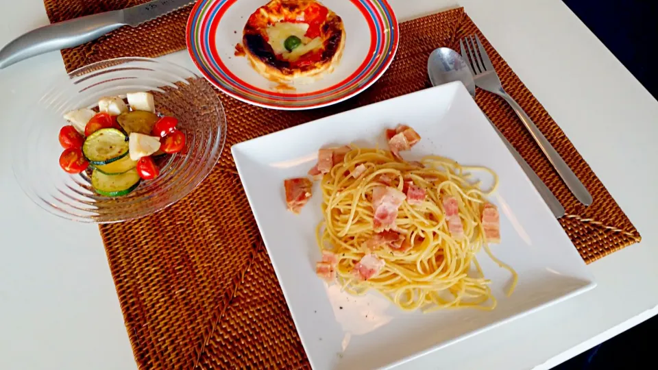 今日の昼食　レモン醤油パスタ、ズッキーニとホタテのレモンソテー、市販のピザパン|pinknari🐰🌈さん