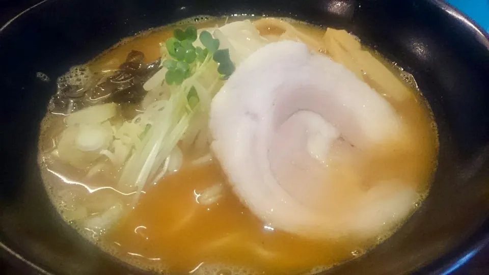 Snapdishの料理写真:自家製麺の店らーめん玉彦 の 香味しょうゆらーめん+中盛(ランチ無料)+半ライス(ランチ無料) ＠板橋16068|大脇さん