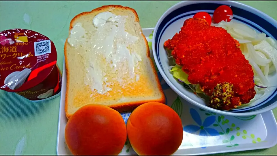 チキンカツ❤ 玉葱とミニトマトマリネサラダ🍀 サワークリーム＆トースト🍞 あんパン💜|メイメイda.さん