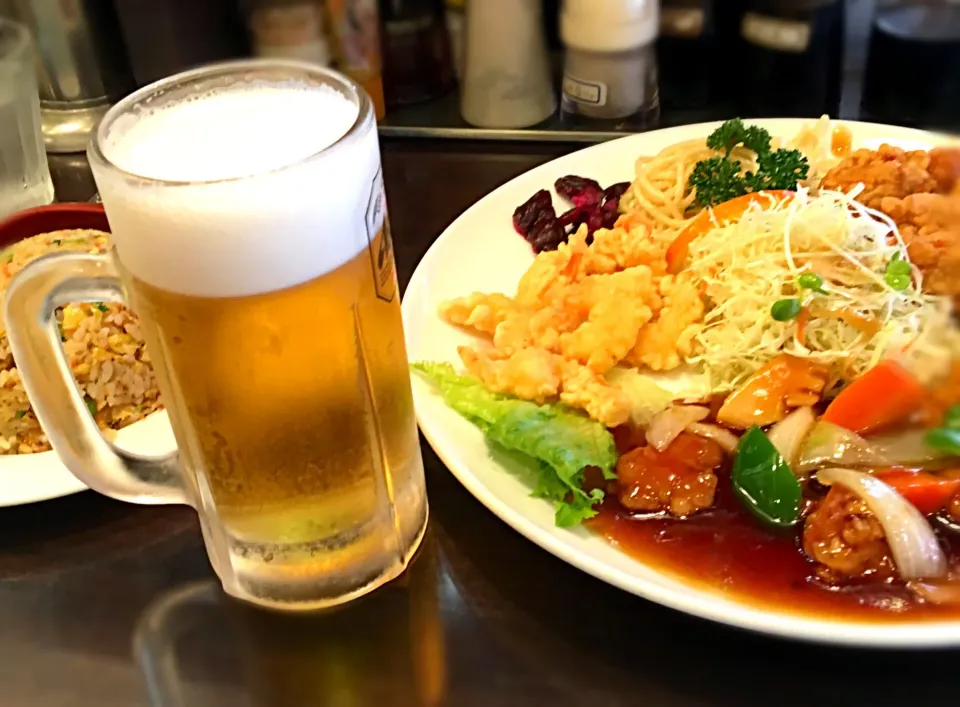 Snapdishの料理写真:本日のランチは辰巳苑の 
A定食＋オプション焼き飯＋生中🍺|muutさん