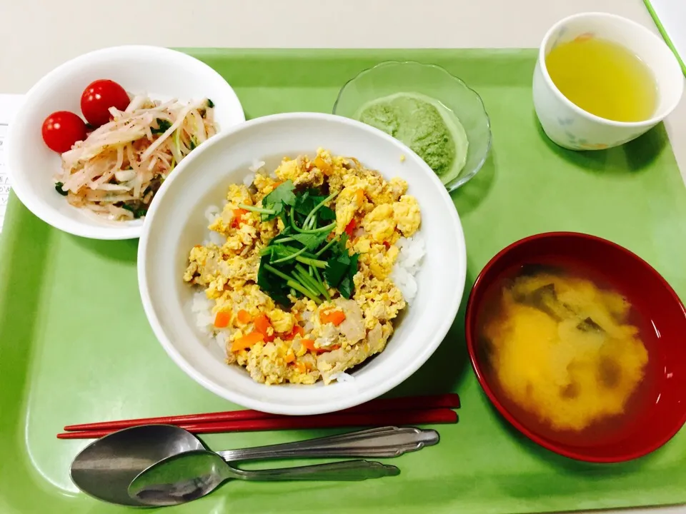 ふわっと豚玉丼、とうふとわかめの味噌汁、大根の梅ソースサラダ、抹茶アイス|くぽさん