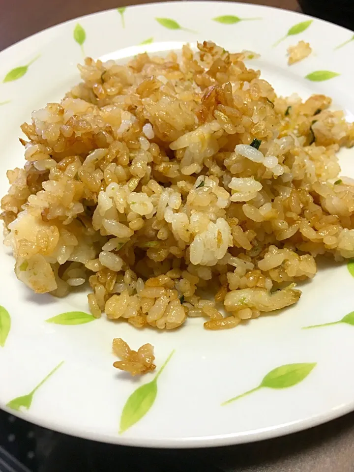 冷凍餃子で簡単！焦がし醤油チャーハン|フェンさん