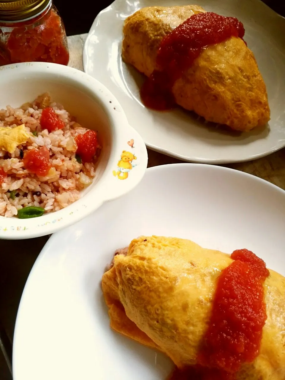 あやちゃんの生トマトケチャップ🍅で卵固めのオムライス🍚|トミーサクさん