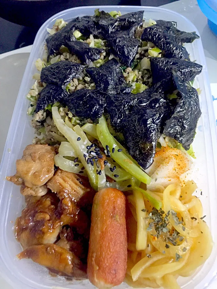 Snapdishの料理写真:パパお弁当🍱  鰹の甘辛煮  枝豆入りウィンナー  玉ねぎのバジル酢漬け  コールラビのガーリック炒め  大根の漬物  ひき肉と野菜のふりかけ風炒め  焼き海苔|ch＊K*∀o(^^*)♪さん